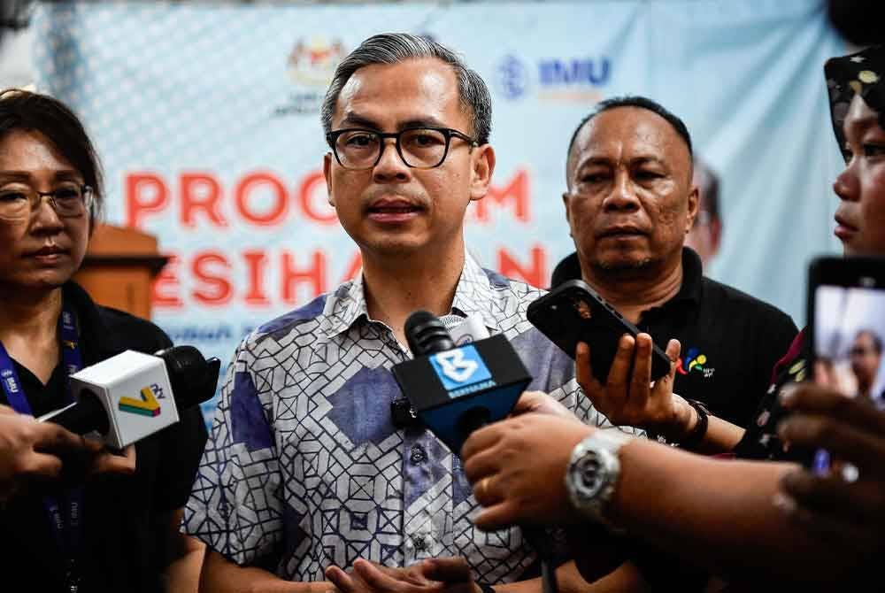 Fahmi (tengah) ditemui media selepas Program Kesihatan bersama IMU di PPR Kerinchi pada Sabtu. Foto Bernama