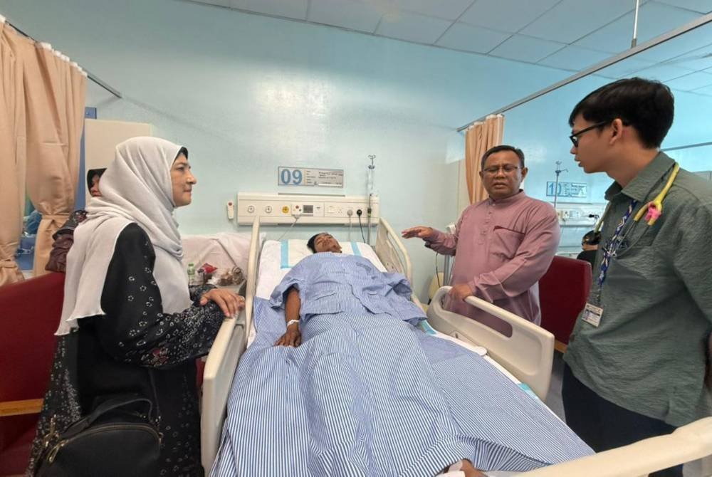 Muhammad Ammar Danish (tengah) ketika menerima rawatan di wad Hospital Dungun.