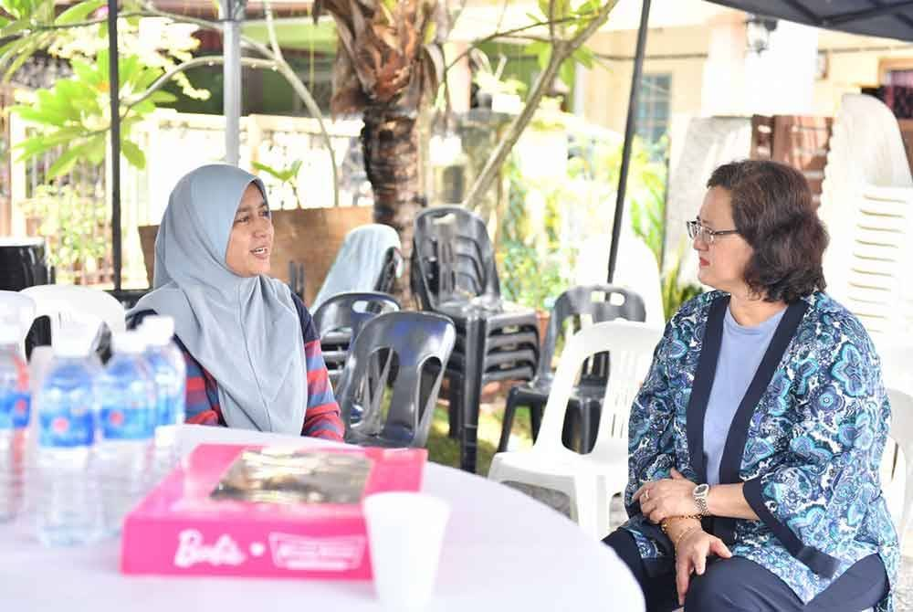 Hafizah (kiri), ibu kepada Ku Adib yang maut selepas dirempuh SUV dalam kejadian di Dungun, Terengganu pada Rabu bersama Ketua Pengarah Pendidikan Tinggi, Datuk Profesor Dr Azlinda Azman.