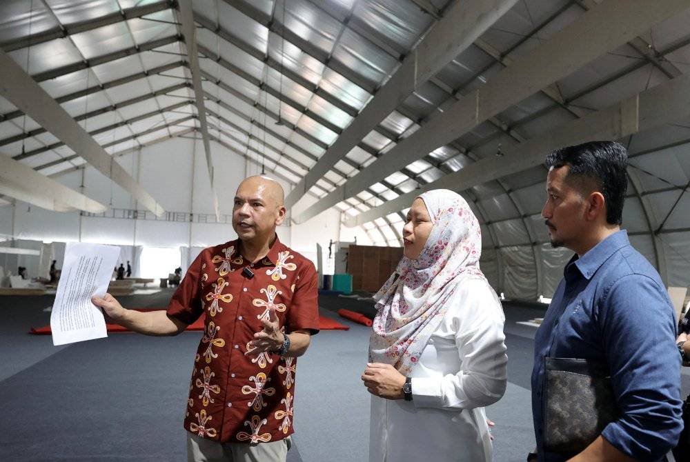 Armizan ketika melakukan lawatan tapak program Madani Rakyat Sayangi Sabah di perkarangan Kompleks Stadium Likas, Kota Kinabalu, hari ini. Foto Bernama