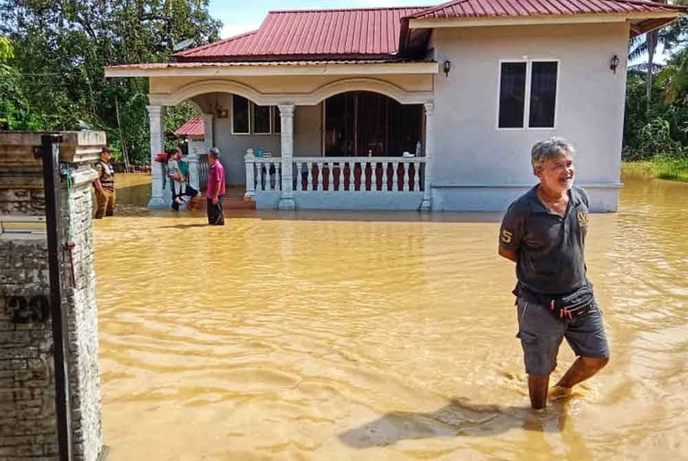 Antara rumah yang terjejas akibat banjir kilat di Kampung Pasir Karak Setia pada Sabtu.