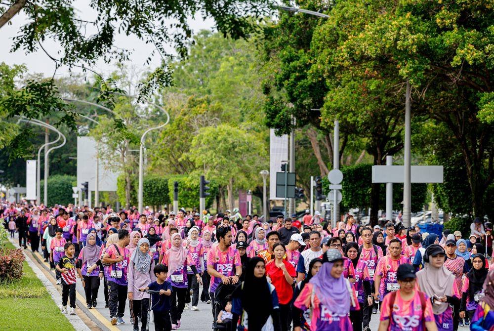 Aksi para peserta larian pada Majlis Perasmian Hari Sukan Negara Peringkat Kebangsaan 2024 di Dataran Putrajaya pada Sabtu. Foto Bernama