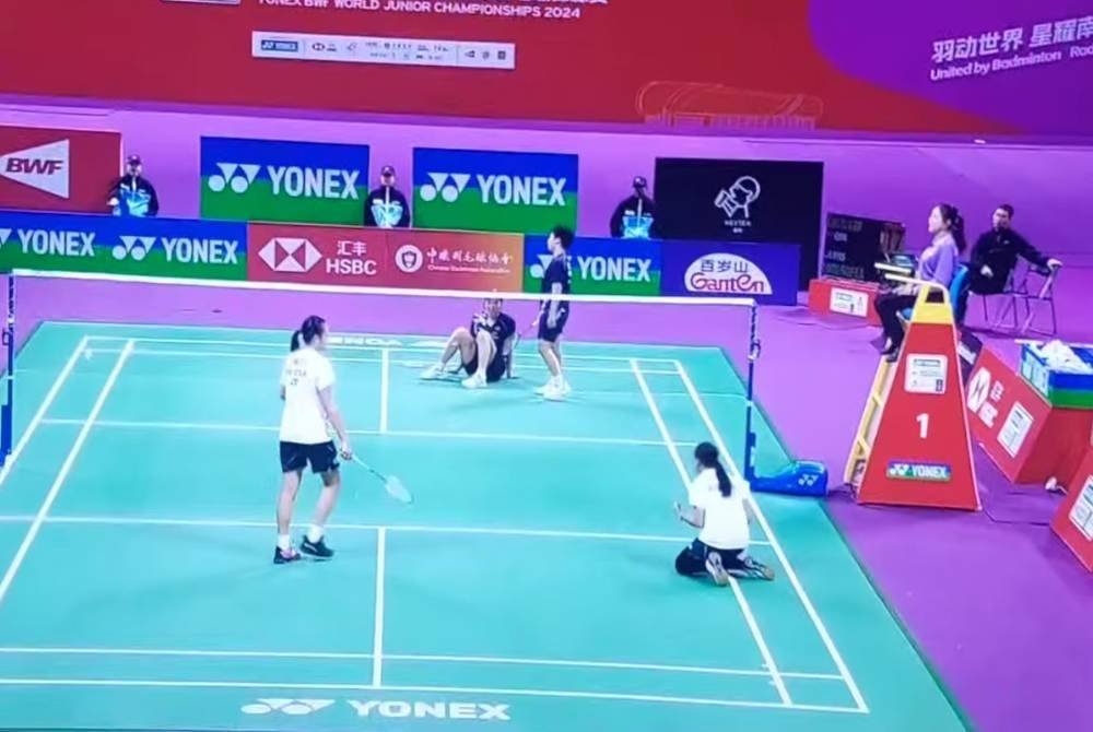 Aksi Zi Yu-Dania Sofea ketika Kejohanan Badminton Remaja Dunia.