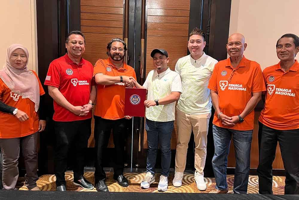 Subahan (tiga dari kiri) bersalaman dengan Darren (empat dari kanan) sebagai tanda kerjasama strategik KHM bersama Mizuno di Johor Bahru pada Sabtu. Foto KHM.