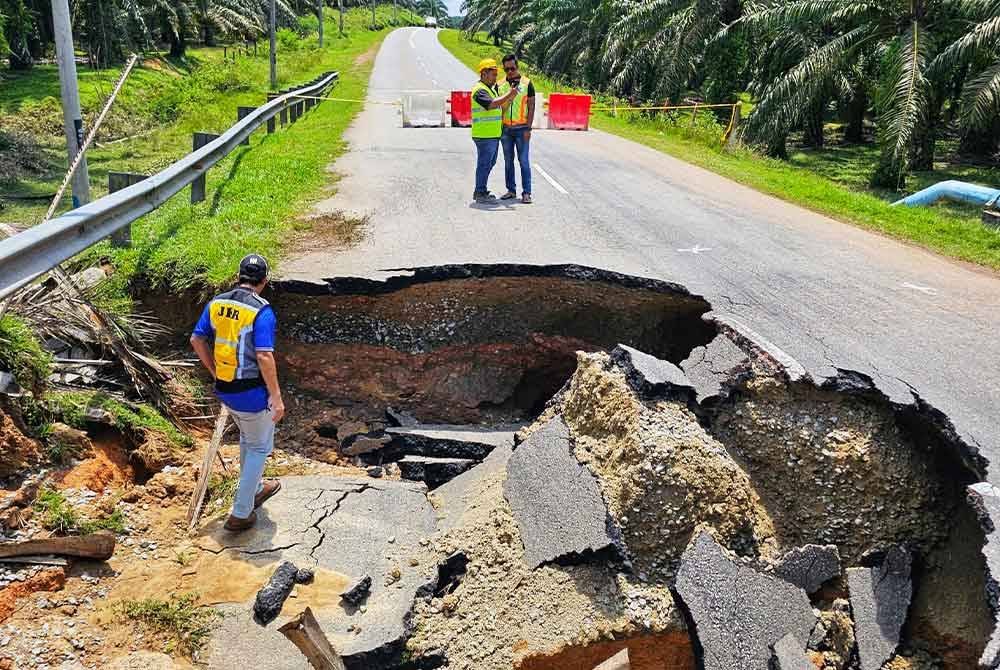 Kejadian runtuhan bahu jalan menyebabkan laluan ditutup pada semua kenderaan bermula Sabtu. Foto ihsan PDRM