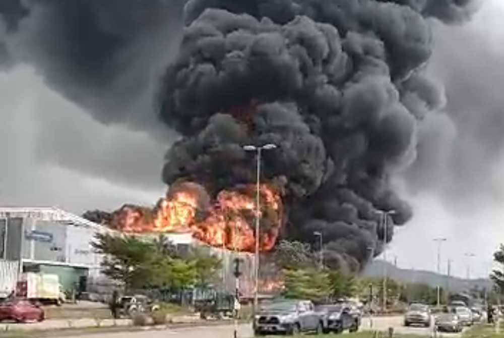 Kilang di Kawasan Perindustrian SILC, Iskandar Puteri terbakar pada Khamis.