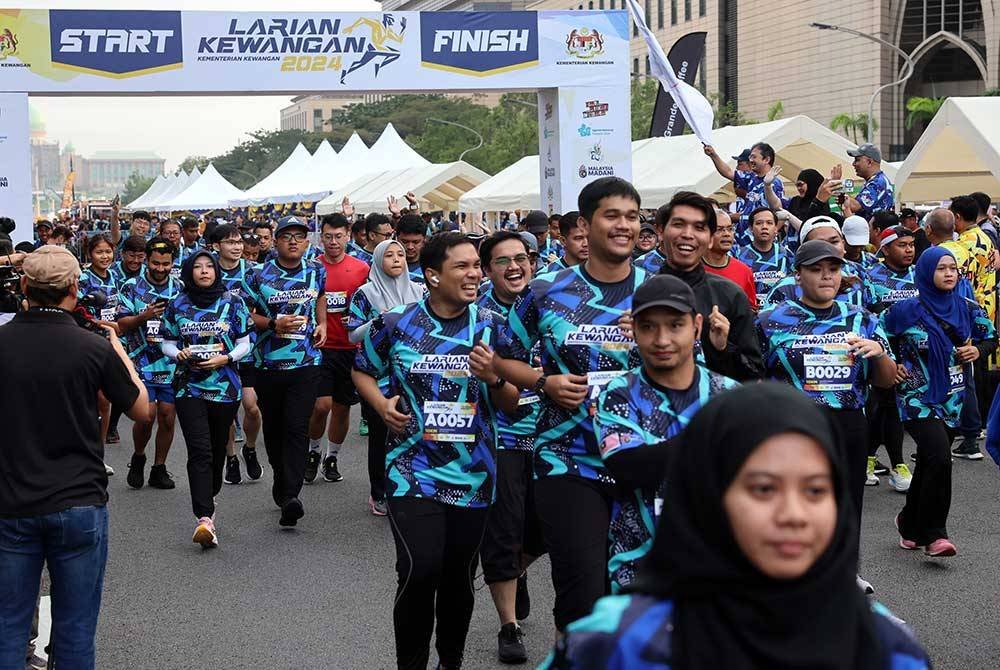 Ketua Setiausaha Perbendaharaan, Datuk Johan Mahmood Merican melepaskan peserta larian lima kilometer pada Acara Larian Kewangan 2024 di Dataran Wawasan, Persiaran Perdana, Presint 2 pada Ahad. Foto Bernama