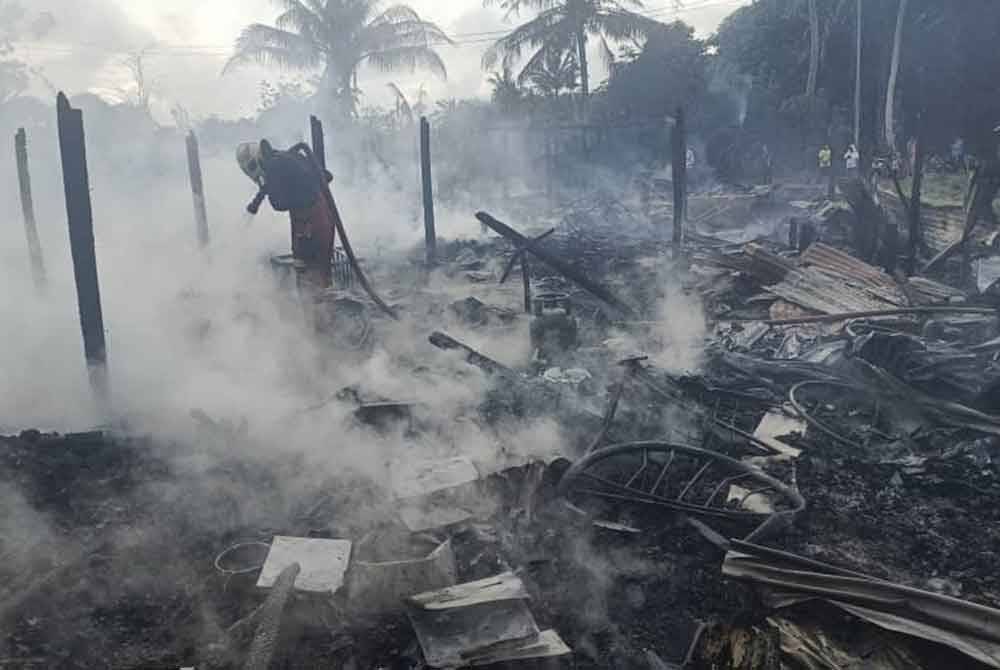 Keadaan rumah yang terbakar dan menyebabkan seorang penghuni melecur dalam kejadian di Kampung Patikung Ulu, Keningau.