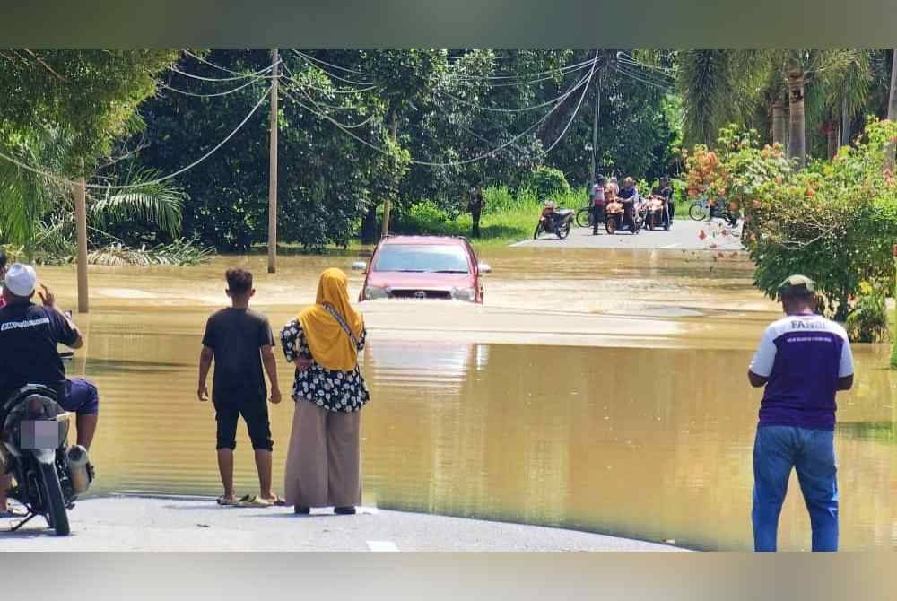 Banjir turut mengakibatkan laluan utama ke kampung terjejas dinaiki air. Foto APM Perak