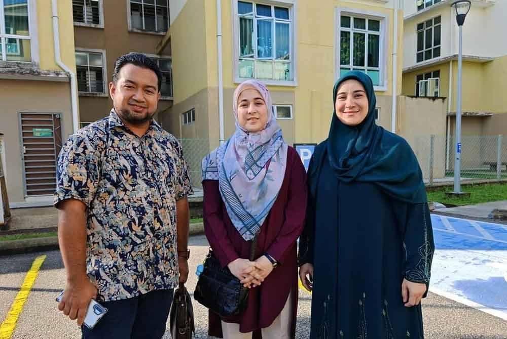 Nadir Al Nuri bersama isteri, Reem Almenawi hadir menemani Mushtaha Eman mendaftar pengajian di UMPSA. Foto Facebook UMPSA