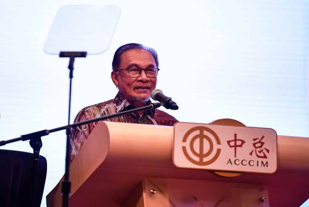 Anwar ketika menyampaikan ucapan perasmian pada Majlis Mesyuarat Agung Tahunan Dewan Perniagaan dan Perindustrian Cina Malaysia (ACCIM) ke-78 pada Ahad. Foto Bernama