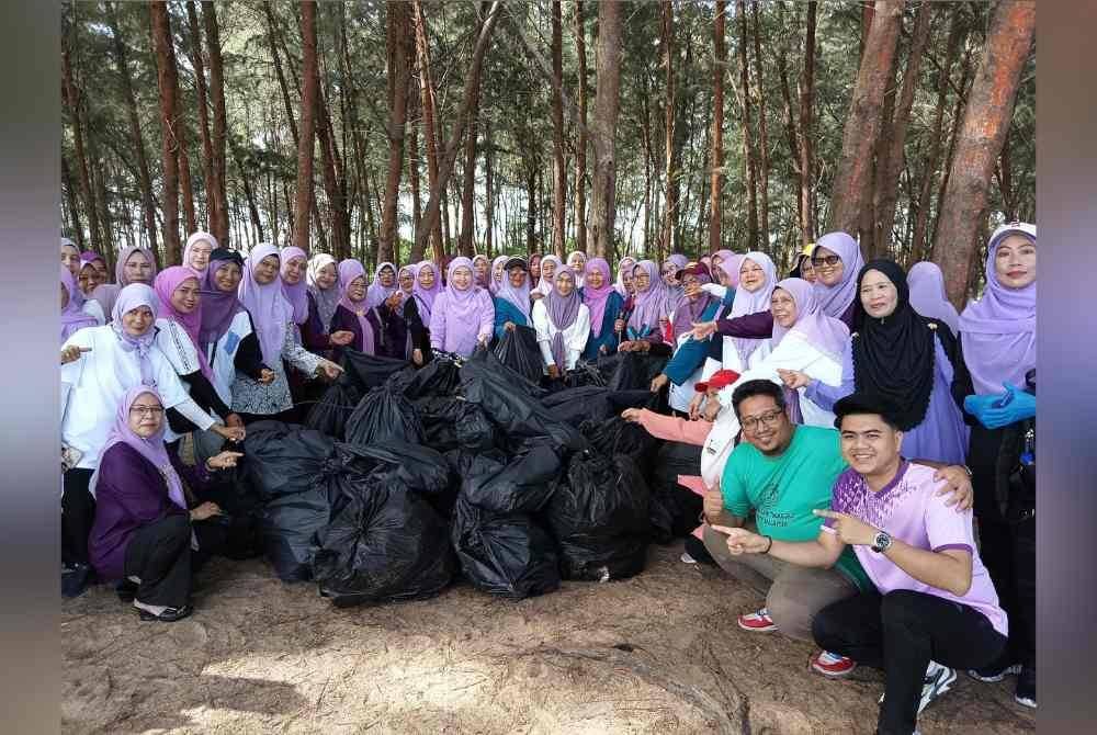 Sampah yang dikumpulkan di Pantai Geting sempena Program Hawa Lestari Kelantan Attack di Pantai Geting pada Ahad.