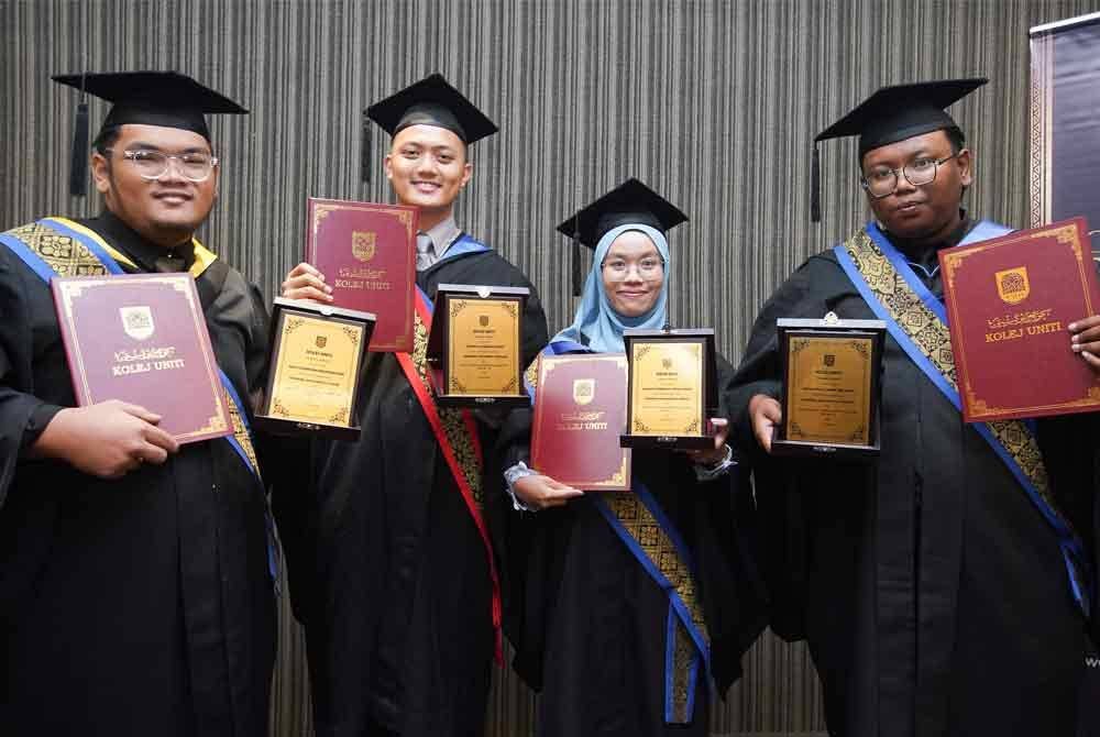 Dari kiri; penerima Anugerah Al-Farabi, Zaid Syahmi Mountbatten, penerima Anugerah Presiden, Danish Ilham Rudy, penerima Anugerah Al-Shirazi, Fazliza Hanim Mohd Hussin dan penerima Anugerah Al-Ghazali, Muhammad Zakry Fadil bergambar selepas selesai majlis Istiadat Konvokesyen Kolej UNITI Kali Ke-21 yang diadakan pada Ahad.