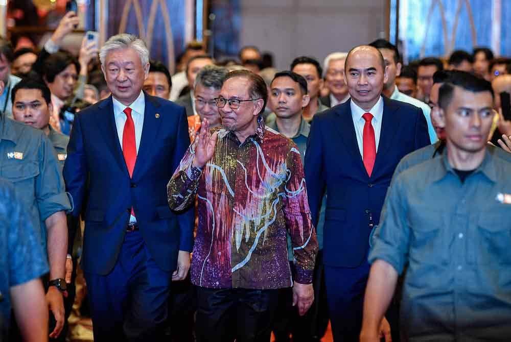 Anwar (tengah) ketika hadir pada Majlis Perasmian Mesyuarat Agung Tahunan Dewan Perniagaan dan Perindustrian Cina Malaysia (ACCIM) ke-78 pada Ahad. Foto Bernama