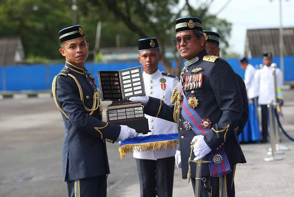 Asghar Khan (kanan) hadir Majlis Perbarisan Pemakaian Sayap Penerbangan Kursus Asas Penerbangan 85/23 dan Kursus Asas Penerbangan Helikopter 65/23 di Kolej Tentera Udara, Alor Setar pada Ahad.