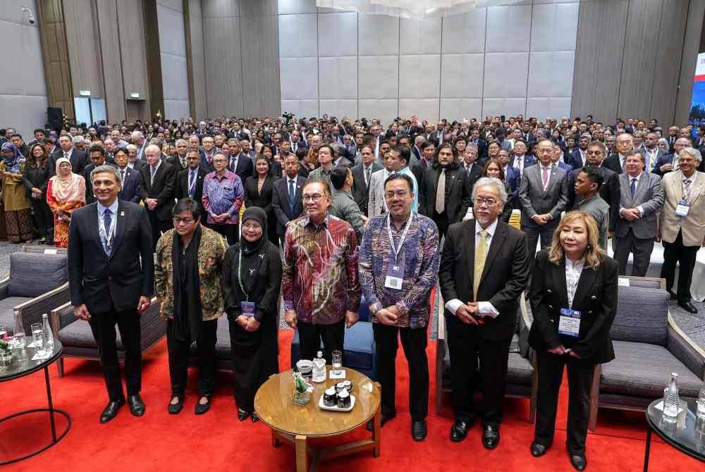 Anwar dan Ketua Hakim Negara, Tun Tengku Maimun Tuan Mat bergambar bersama tetamu yang hadir pada Majlis Perasmian Persidangan Lawasia ke-37, pada Ahad. Foto Bernama