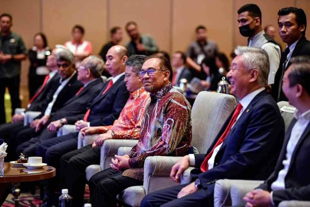 Anwar (tiga dari kanan) ketika hadir pada Majlis Perasmian Mesyuarat Agung Tahunan Dewan Perniagaan dan Perindustrian Cina Malaysia (ACCIM) ke-78, pada Ahad. Foto Bernama