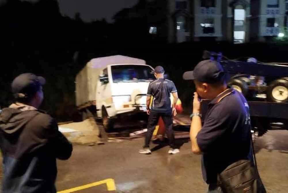 Kejadian tebing anak Sungai Kerayong runtuh berlaku pada 7.15 malam selepas hujan berpanjangan semalam.