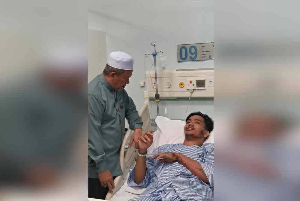 Exco Kebajikan, Pembangunan Wanita, Keluarga dan Perpaduan Nasional negeri, Maliaman Kassim (kiri) melawat Muhammad Ammar Danish di Hospital Dungun jam 11 pagi pada Ahad.