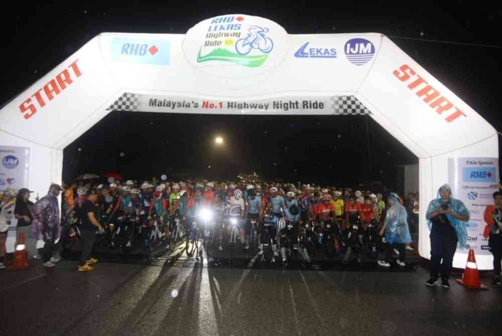 Peserta-peserta bersemangat sebelum memulakan kayuhan RHB LEKAS Highway Ride 2024