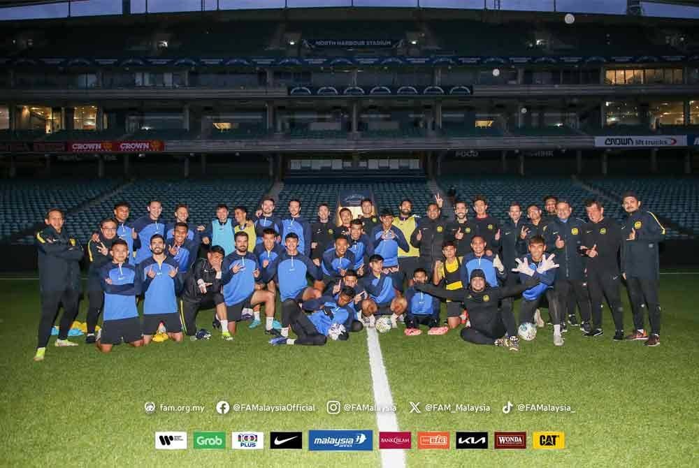 Pemain dan pegawai skuad Harimau Malaya bergambar di Stadium North Harbour selepas menjalani sesi latihan untuk perlawanan persahabatan menentang New Zealand hari ini.