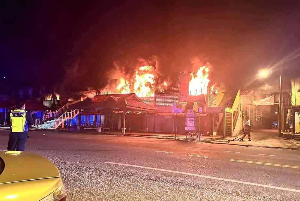 Api marak dalam kejadian kebakaran Pasar Besar Kuala Krai pada awal pagi Isnin. Foto ihsan bomba