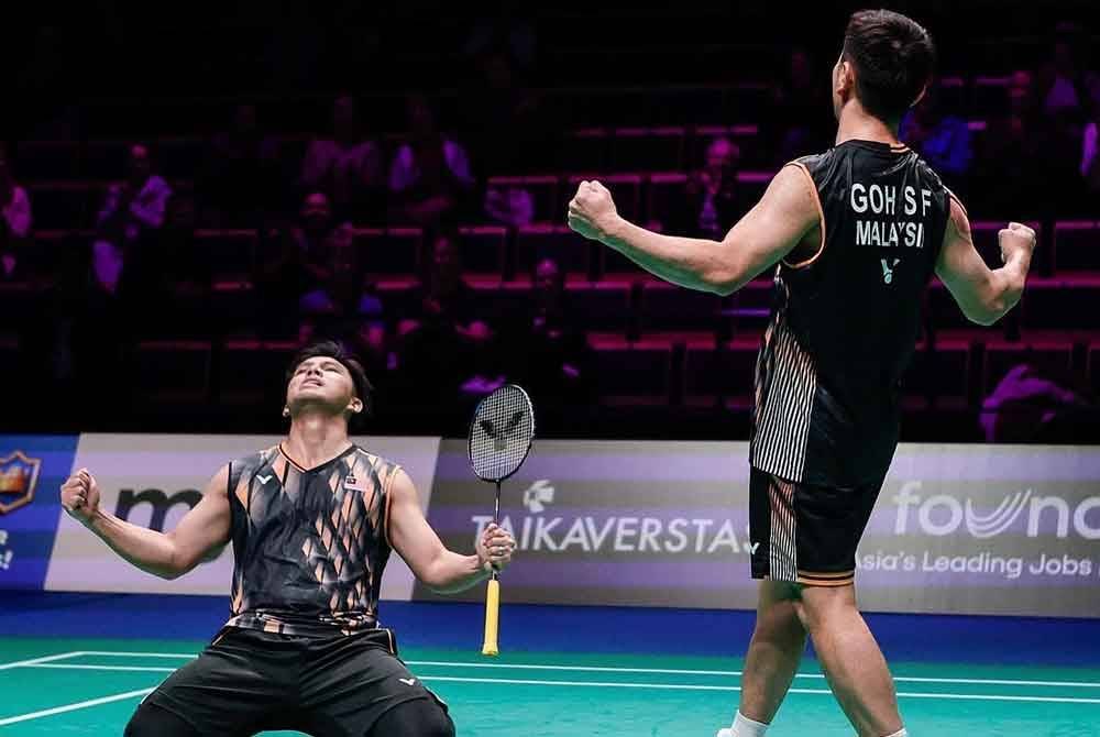 Sze Fei-Nur Izzuddin meraikan kemenangan ketika merangkul kejuaraan badminton Terbuka Artik di Energia Areena, Vantaa, Finland.