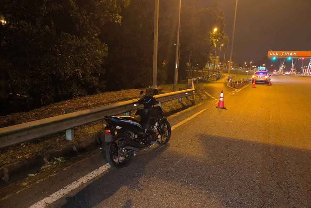 Mangsa terlibat dalam kemalangan sebelum susur keluar Plaza Tol Ulu Tiram, Lebuhraya Senai-Desaru pada Ahad. Foto IPD Seri Alam