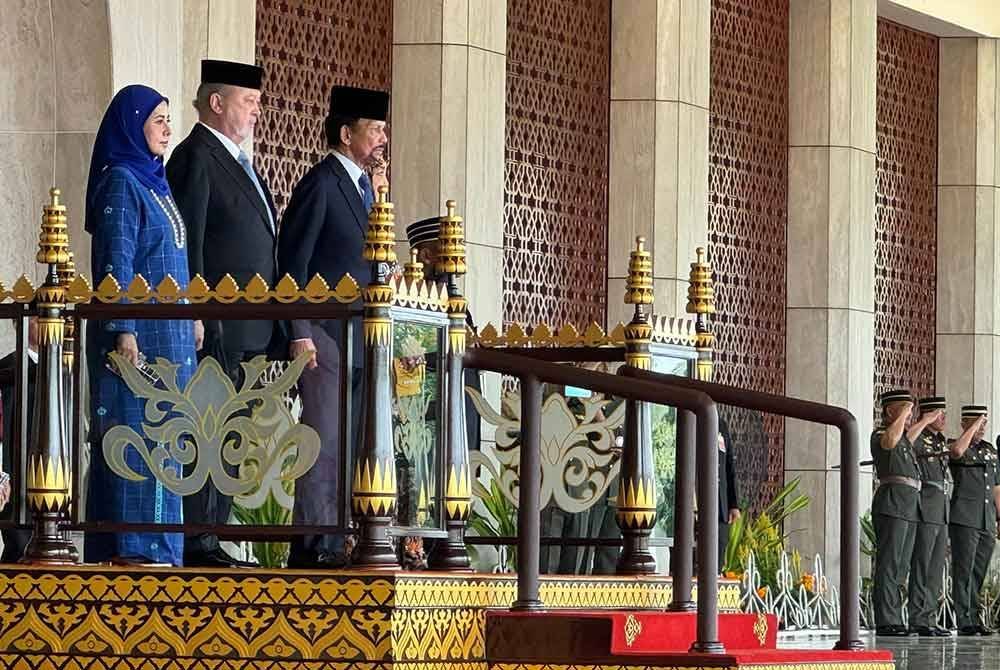 Sultan Ibrahim dan Raja Zarith Sofiah diberi sambutan negara di Istana Nurul Iman pada Isnin. Foto Bernama