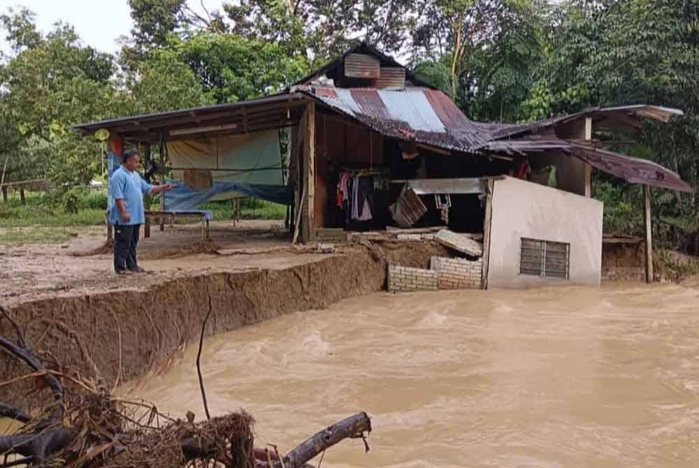 Separuh bahagian rumah termasuk bilik tidur dan dapur runtuh akibat hakisan sungai dan banjir di Kampung Batu 60, Tanjung Pari, Baling, Kedah.