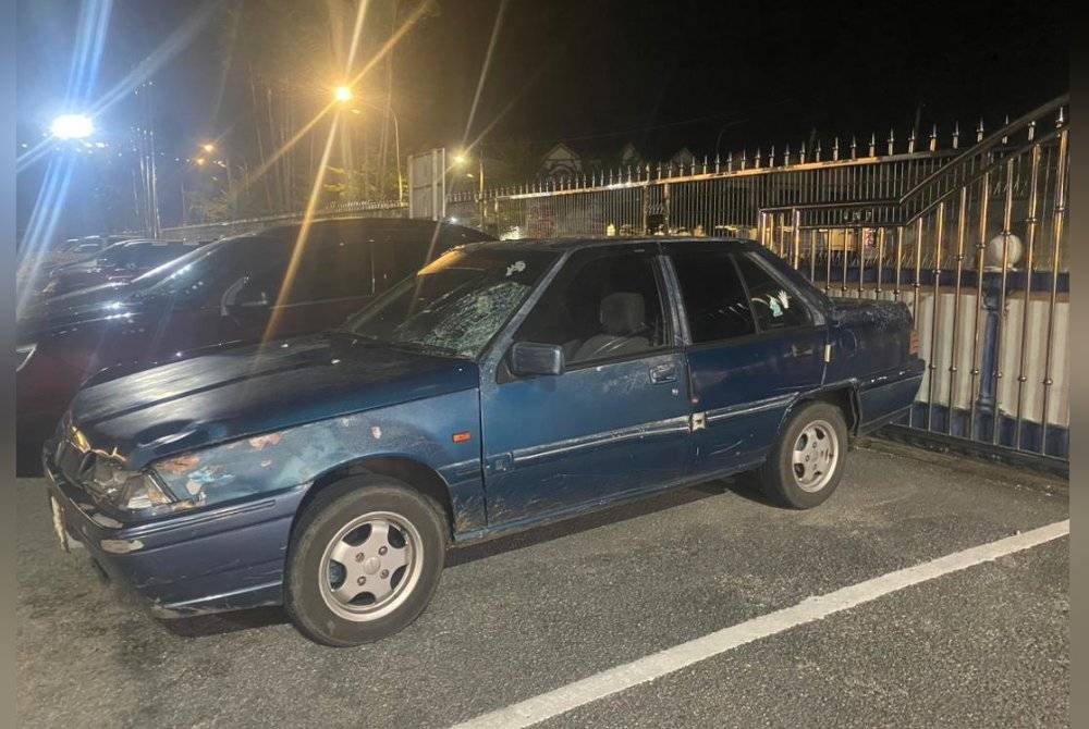 Kereta Proton Iswara yang dipercayai terlibat dalam kemalangan di KM1.5 Jalan Gaal - Kampung Bukit, Pasir Puteh pada Ahad.