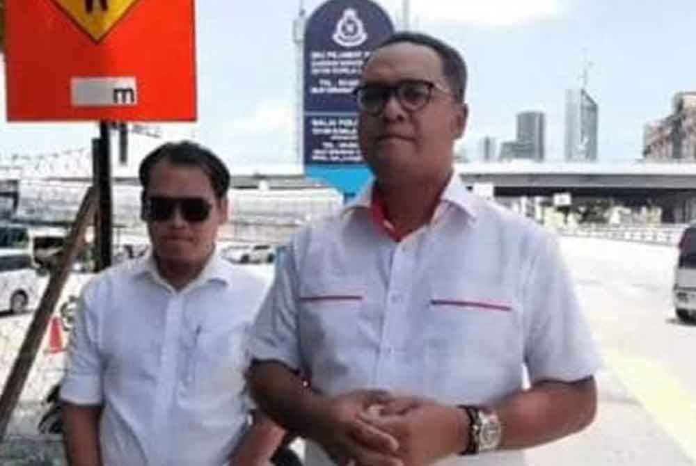 Abbas Salimmi (kanan) ditemui selepas memberikan keterangan di IPD Wangsa Maju pada Isnin.