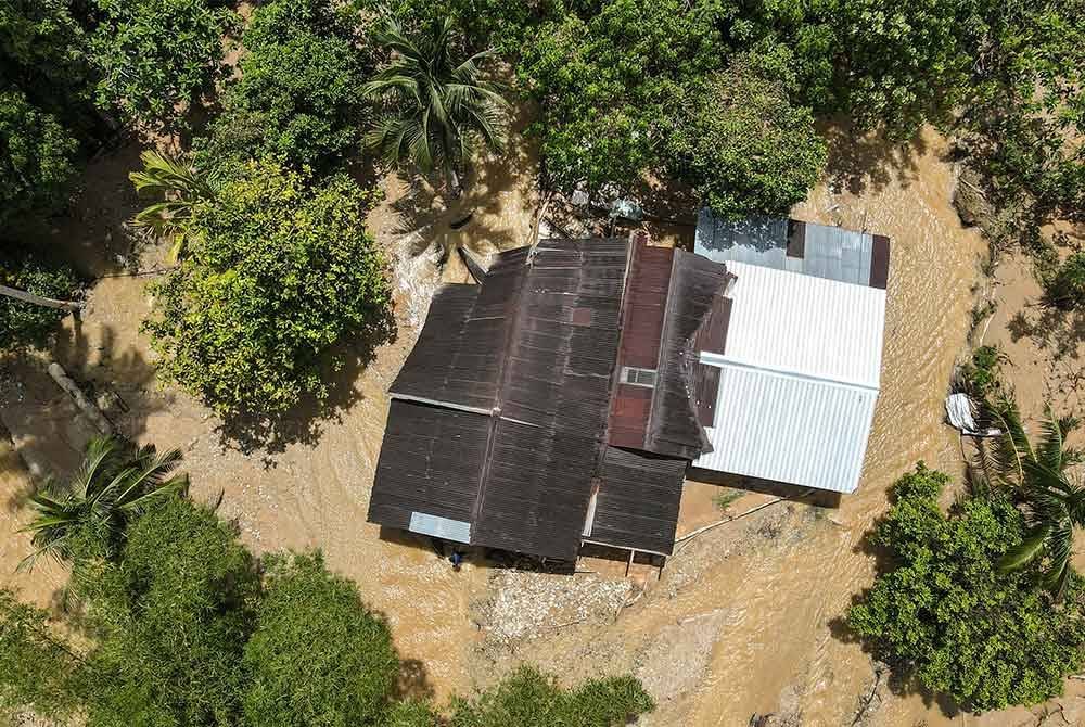 Keadaan rumah milik Mohd Naim Asri Baharom, 46, yang mengalami kerosakan teruk akibat gelombang ketiga banjir di Kampung Teluk Rambong. - Foto: Bernama