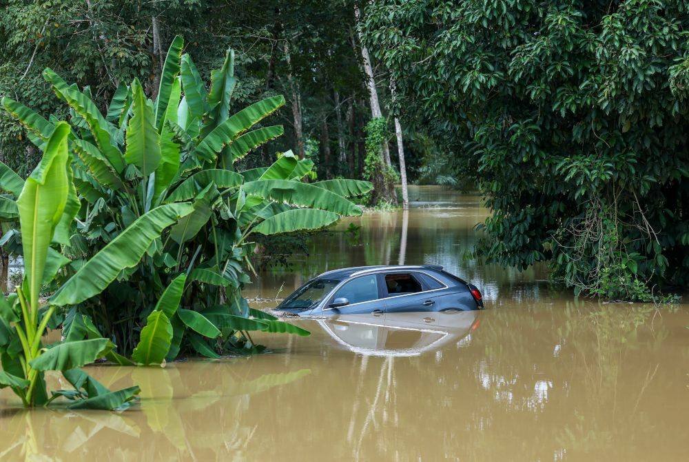 Sebuah kenderaan tenggelam akibat banjir di Jalan Mentakab - Lanchang. Foto Bernama