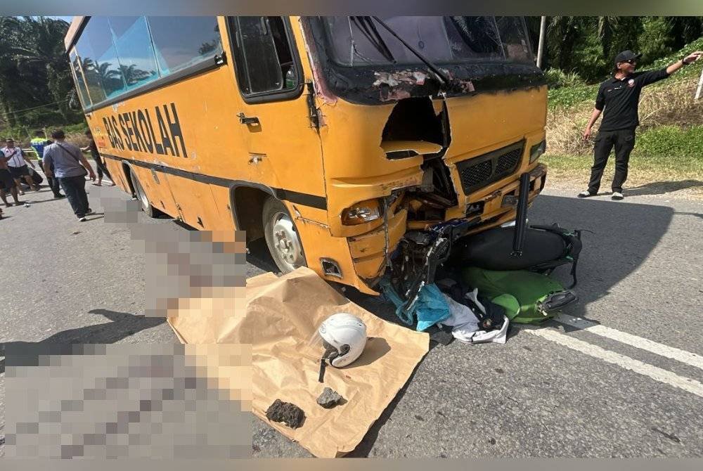 Seorang lelaki terperosok di bawah bas selepas motosikal yang ditunggangnya bertembung dengan sebuah bas sekolah di Jalan Kampung Kalabakan di sini pada Isnin.