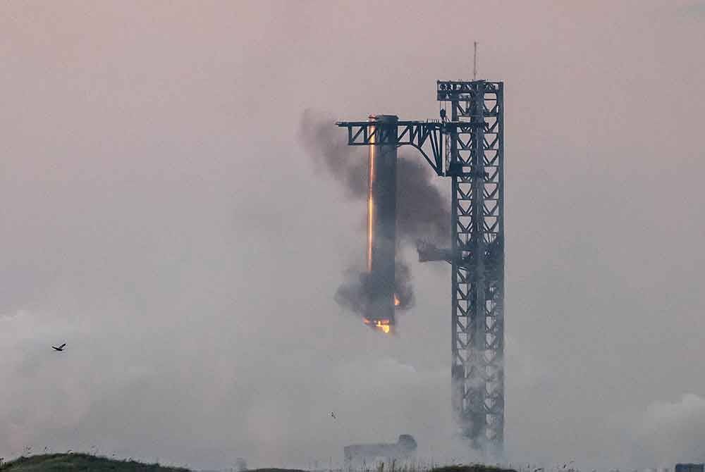 Penggalak Super Heavy berjaya dikembalikan ke tapak pelancaran di Boca Chica dalam ujian kelima oleh SpaceX. - AFP