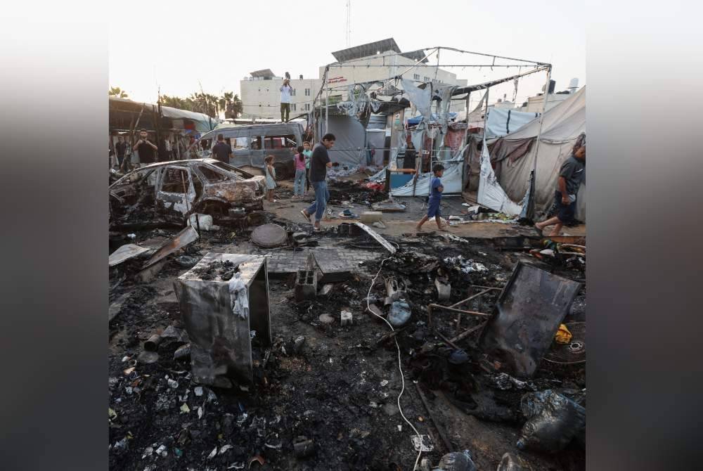 Empat orang terbunuh dan 40 yang lain cedera apabila pesawat tempur Israel menyerang halaman hospital di pusat bandar Deir al-Balah, membakar 30 khemah tempat orang ramai sedang tidur. Foto Agensi