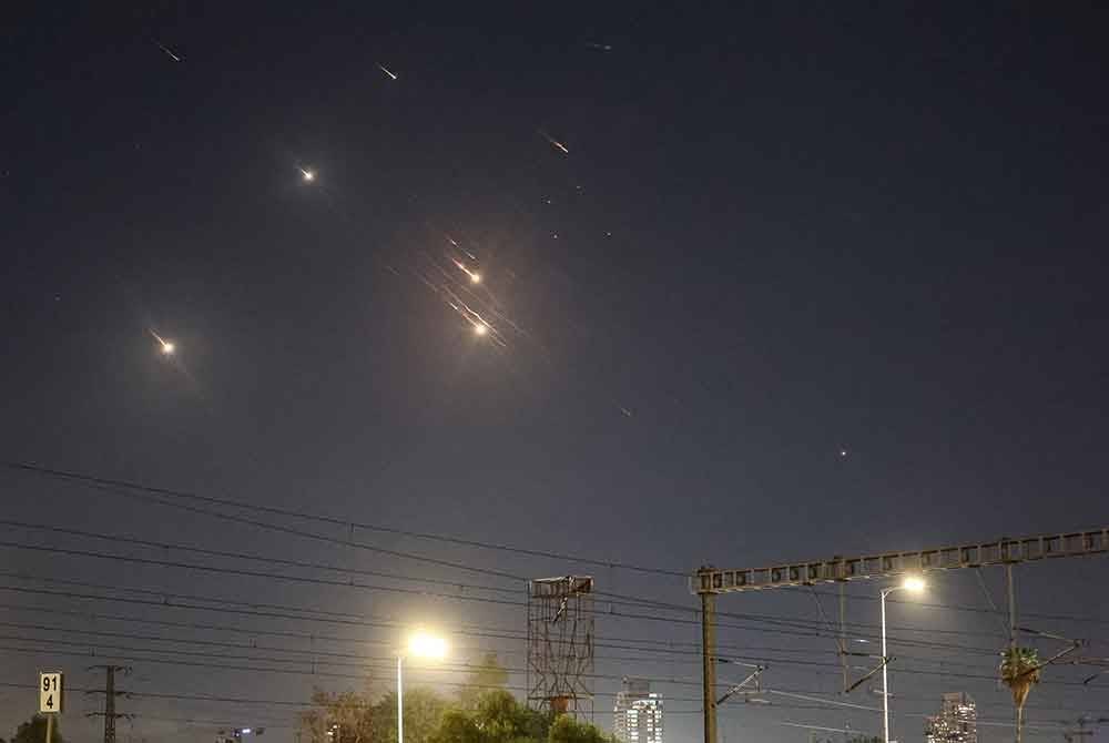 Ratusan peluru berpandu dilancarkan Iran di Tel Aviv pada 1 Oktober lalu sehingga menimbulkan kerosakan besar di beberapa tapak ketenteraan Israel. - AFP