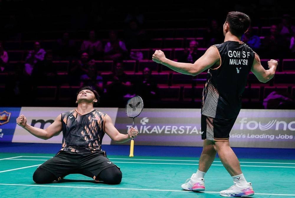 Sze Fei-Nur Izzuddin meraikan kemenangan ketika merangkul kejuaraan badminton Terbuka Artik di Energia Areena, Vantaa, Finland.