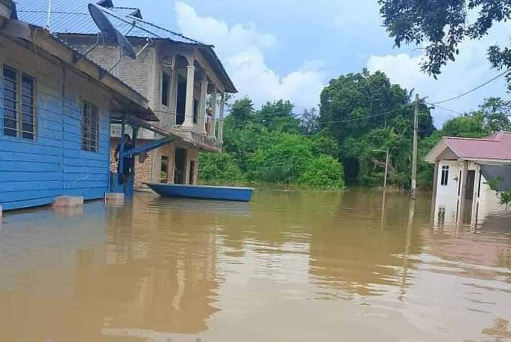 Kejadian banjir yang melanda daerah Temerloh menyebabkan beberapa laluan dinaiki air dan terpaksa ditutup kepada semua kenderaan. Foto Facebook IPD Temerloh