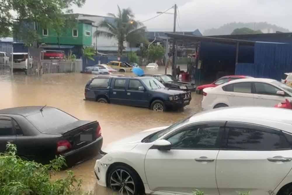 Kejadian banjir dilaporkan di Ukay Perdana di sini pada Selasa.