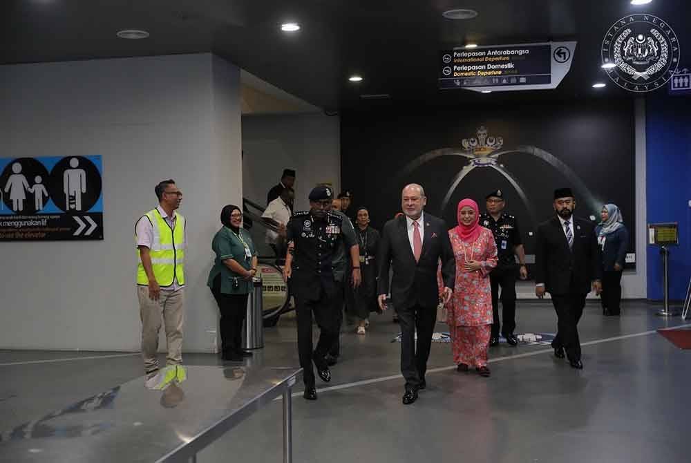 Sultan Ibrahim dan Raja Zarith Sofiah selamat mendarat di Lapangan Terbang Antarabangsa Senai, Johor Bharu. Foto Facebook Sultan Ibrahim Sultan Iskandar