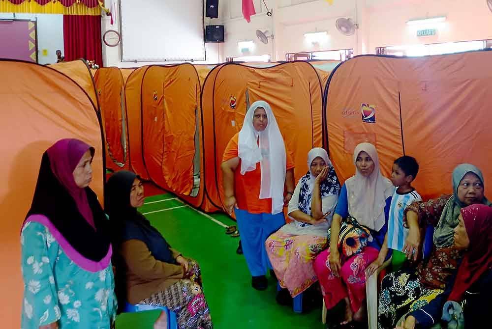 Sebahagian penduduk yang terjejas akibat banjir telah dipindahkan ke pusat pemindahan sementara (PPS) di Sekolah Menengah Kebangsaan (SMK) Dang Anum, Merlimau. Foto Bernama