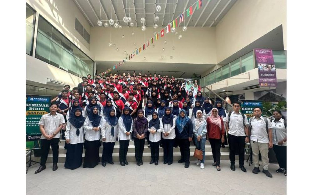 Pengerusi Pertubuhan Kebajikan Integrasi Johor Bahru (PERKASA), Nor Akmal Muhammad (enam, kiri) bersama pegawai Pejabat Pendidikan Daerah Johor Bahru, guru-guru pengiring dan para pelajar yang menyertai Seminar Didik anjuran Yayasan Bank Rakyat (YBR) dengan kerjasama Pertubuhan Kebajikan Integrasi Johor Bahru (PERKASA) pada Ahad.