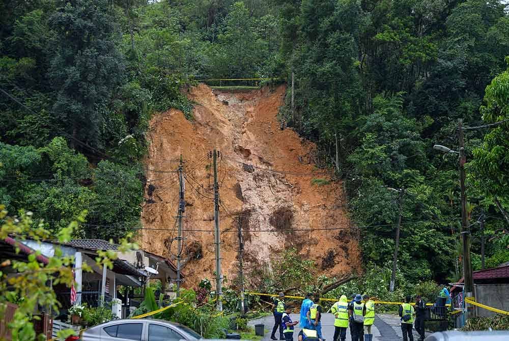 Keadaan tanah runtuh yang berlaku di Jalan E6 Taman Melawati pada Selasa. Foto Bernama