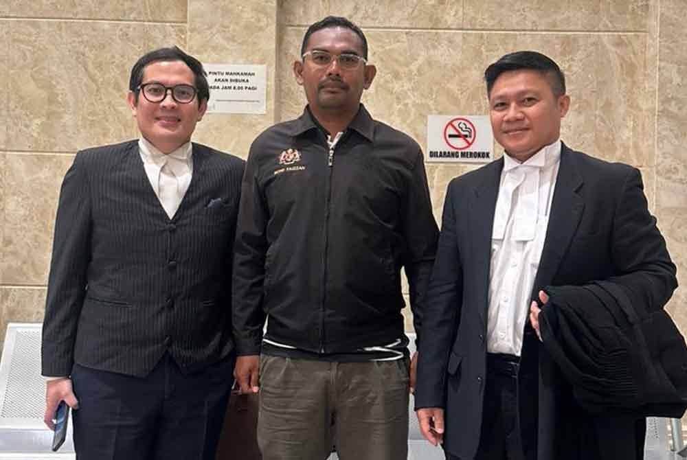 Mohd Faizzan (tengah) bersama Ahmad Ishrakh (kiri) dan Fadzil, di Mahkamah Rayuan, Putrajaya pada Selasa bagi prosiding rayuan pendakwaan berhubung pembebasannya berhubung kes rasuah, pada 2019 dan 2020 lalu.