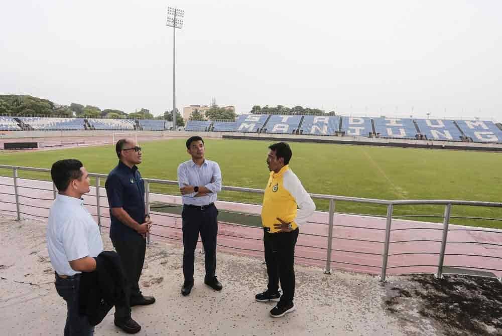 Choo Seong (dua dari kanan) bersama pengurusan Perak FC dan MPM ketika meninjau keadaan Stadium MPM di sini pada Selasa.