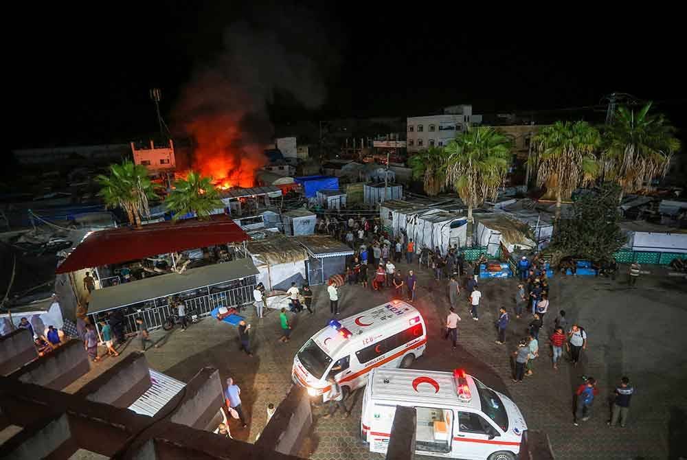 Petugas kesihatan berusaha menyelamatkan mangsa serangan bom Isreal di tengah Semenanjung Gaza. Foto AFP