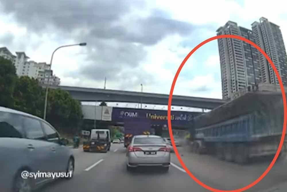 Sebuah treler yang mengalami masalah brek merempuh beberapa kenderaan di Lebuhraya NKVE, Petaling Jaya pada Isnin.