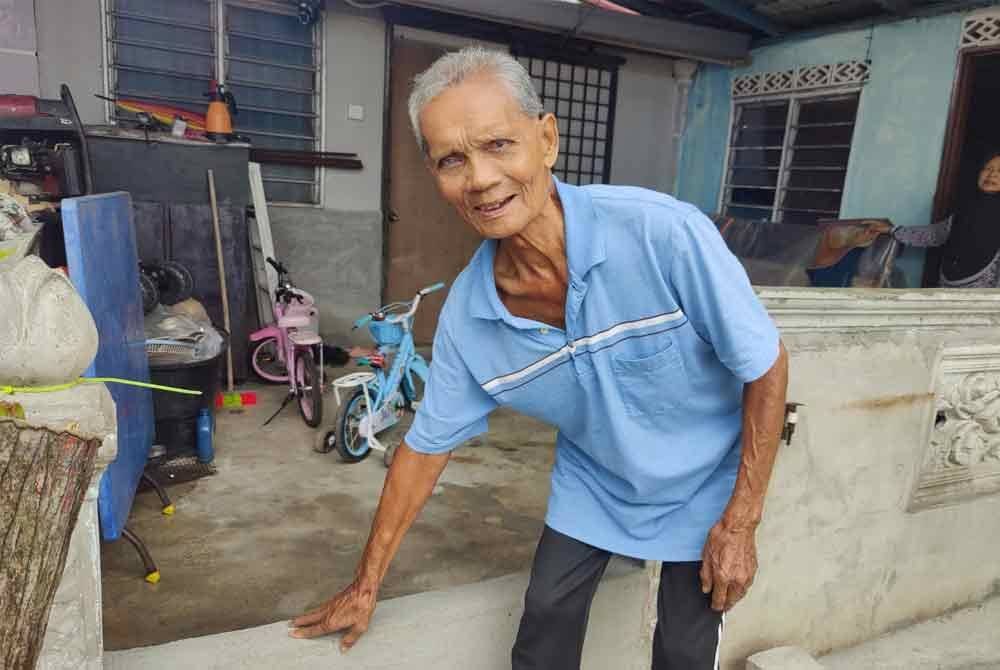 Hashim terpaksa membuat penghadang simen bagi mengelakkan air melimpah terus masuk ke rumah akibat fenomena air pasang besar.